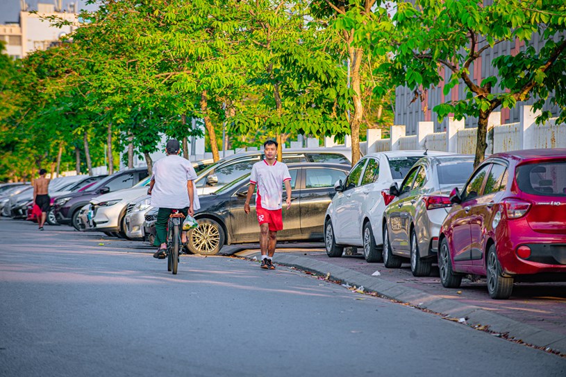 Tốc độ đ&ocirc; thị h&oacute;a nhanh, d&acirc;n số li&ecirc;n tục tăng, chung cư mọc l&ecirc;n san s&aacute;t. Trong khi đ&oacute;, hạ tầng x&atilde; hội kh&ocirc;ng theo kịp. Gần 100 t&ograve;a chung cư, chỉ c&oacute; 9 chung cư c&oacute; hầm để xe khiến vấn đề t&igrave;m chỗ đỗ trở n&ecirc;n nhức nhối.