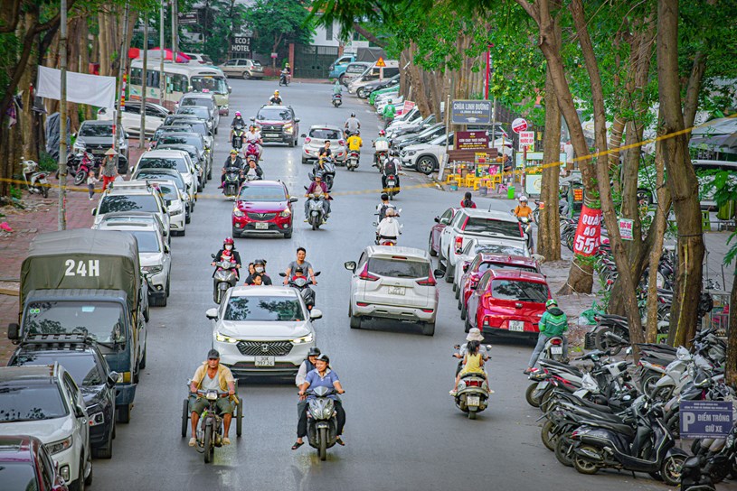 Kh&ocirc;ng đủ chứa, nhiều chủ xe ngang nhi&ecirc;n đỗ xe dưới l&ograve;ng đường, vỉa h&egrave;. Trong ảnh, xe &ocirc; t&ocirc; đỗ h&agrave;ng d&agrave;i dưới l&ograve;ng c&aacute;c tuyến đường xung quanh khu vực chung cư&nbsp;HH Linh Đ&agrave;m. &ldquo;L&agrave;m thế n&agrave;o b&acirc;y giờ, d&acirc;n đ&ocirc;ng m&agrave; c&oacute; v&agrave;i b&atilde;i đỗ xe. Biết l&agrave; sai nhưng kh&ocirc;ng c&ograve;n chỗ n&agrave;o để đỗ, đ&agrave;nh chấp nhận th&ocirc;i. Nhiều khi đỗ xe ngo&agrave;i đường c&ograve;n c&oacute; người ra v&ograve;i tiền tr&ocirc;ng xe, 30 ngh&igrave;n/ lần. Ai kh&ocirc;ng đưa th&igrave; x&ocirc; x&aacute;t&hellip;&rdquo;, một người d&acirc;n than thở.