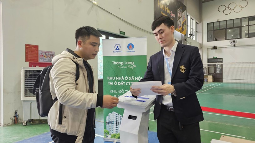 Quy tr&igrave;nh nộp hồ sơ mua nh&agrave; ở x&atilde; hội CT3 thuận tiện, nhanh ch&oacute;ng v&agrave; đảm bảo minh bạch. Theo đ&oacute;, kh&aacute;ch h&agrave;ng tới mang theo hồ sơ bản gốc, xuất tr&igrave;nh CCCD để lấy số thứ tự. Tiếp đến nh&acirc;n vi&ecirc;n sẽ ghi lại số thứ tự v&agrave; viết phiếu hẹn kh&aacute;ch h&agrave;ng về thời điểm nộp hồ sơ. Sau đ&oacute; c&aacute;n bộ tiếp nhận kiểm tra hồ sơ kh&aacute;ch h&agrave;ng theo quy định. Ảnh: Tiền Phong
