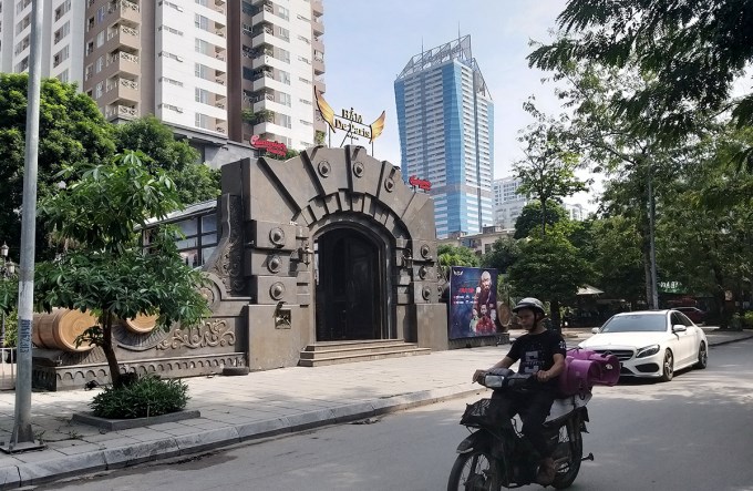 Nhà hàng hầm bia do Công ty Lã Vọng đầu tư trên đất làm bãi đỗ xe, đất trồng cây xanh tại khu đô thị Đông Nam đường Trần Duy Hưng