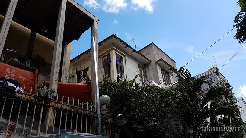 Căn hộ nằm trong một khu chung cư cũ tại đường Phạm Ngọc Thạch.