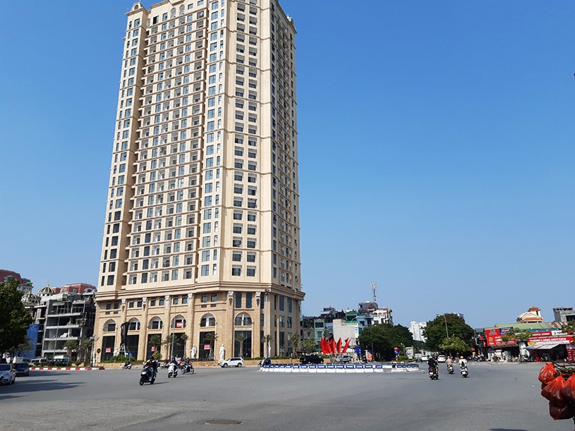 D El Dorado I được phát triển bởi Tập đoàn Tân Hoàng Minh, nằm tại ngã tư Lạc Long Quân và Nguyễn Hoàng Tôn, quận Tây Hồ. Dự án cung cấp khoảng 400 căn hộ ra thị trường, được bàn giao từ hồi đầu tháng 10, đúng tiến độ cam kết mới nhất. 