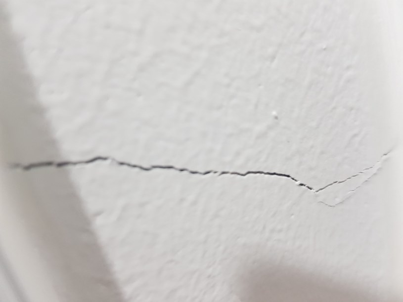 Thậm ch&iacute;, c&ocirc;ng tr&igrave;nh mới đưa v&agrave;o sử dụng nhưng đ&atilde; c&oacute; dấu hiệu nứt to&aacute;c.