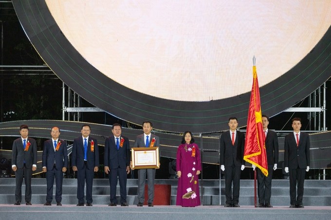 Thay mặt Đảng, Nh&agrave; nước, B&iacute; thư Th&agrave;nh ủy H&agrave; Nội B&ugrave;i Thị Minh Ho&agrave;i đ&atilde; trao tặng Hu&acirc;n chương Lao động hạng Nhất của Chủ tịch nước cho Sở NN-PTNT H&agrave; Nội. Với quy m&ocirc; v&agrave; &yacute; nghĩa lớn, Festival &ldquo;Sản phẩm N&ocirc;ng nghiệp v&agrave; L&agrave;ng nghề H&agrave; Nội 2024&rdquo; kh&ocirc;ng chỉ l&agrave; dịp để quảng b&aacute; sản phẩm, t&ocirc;n vinh gi&aacute; trị truyền thống m&agrave; c&ograve;n mở ra cơ hội kết nối giữa nh&agrave; sản xuất, doanh nghiệp v&agrave; người ti&ecirc;u d&ugrave;ng. Từ đ&oacute;, th&uacute;c đẩy tăng trưởng v&agrave; ph&aacute;t triển kinh tế trong lĩnh vực n&ocirc;ng nghiệp, n&ocirc;ng th&ocirc;n th&agrave;nh phố H&agrave; Nội.