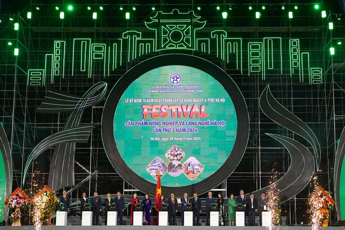 Festival năm nay c&oacute; nhiều hoạt động đa dạng, hấp dẫn với khu vực trưng b&agrave;y từ sản phẩm n&ocirc;ng sản, l&agrave;ng nghề ti&ecirc;u biểu, đến c&aacute;c m&ocirc; h&igrave;nh n&ocirc;ng nghiệp c&ocirc;ng nghệ cao, sinh vật cảnh, ẩm thực v&agrave; qu&agrave; tặng lưu niệm. Ngo&agrave;i ra, c&aacute;c chương tr&igrave;nh nghệ thuật truyền thống kết hợp tr&igrave;nh diễn &aacute;o d&agrave;i v&agrave; tr&igrave;nh diễn tay nghề của c&aacute;c nghệ nh&acirc;n l&agrave;ng nghề mang đến những trải nghiệm phong ph&uacute; cho h&agrave;ng ng&agrave;n du kh&aacute;ch. Lần thứ 3 li&ecirc;n tiếp được tổ chức, sự kiện đ&atilde; tạo uy t&iacute;n trong ng&agrave;nh, thu h&uacute;t hơn 260 đơn vị tham gia, trong đ&oacute; c&oacute; 152 đơn vị từ 25 quận, huyện, thị x&atilde; của H&agrave; Nội v&agrave; 116 đơn vị từ 25 tỉnh, th&agrave;nh kh&aacute;c. B&ecirc;n cạnh đ&oacute; c&ograve;n c&oacute; sự g&oacute;p mặt của 32 doanh nghiệp trong nước v&agrave; quốc tế, tạo n&ecirc;n kh&ocirc;ng gian giao lưu, quảng b&aacute; sản phẩm rộng lớn.