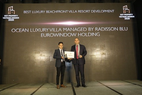 &Ocirc;ng Hannes Romauch &ndash; Ph&oacute; TGĐ Eurowindow Holding nhận giải&nbsp;Best Luxury Beachfront Villa Resort Development Vietnam 2020&nbsp;(Biệt thự nghỉ dưỡng hướng biển cao cấp nhất Việt Nam 2020)&nbsp;cho Ocean Luxury Villa by Radisson Blu