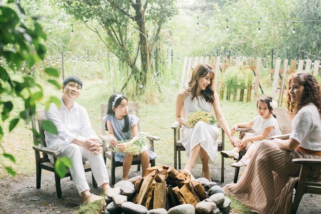 Là điển hình cho phong cách sống trải nghiệm, ba thế hệ trong gia đình Lưu Hương Giang - Hồ Hoài Anh cùng sống trong một không gian, tạo sự gắn kết tình thân.