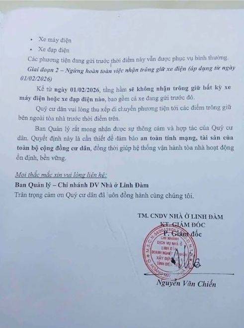 Văn bản th&ocirc;ng b&aacute;o tạm dừng gửi xe điện từ chung cư HH Linh Đ&agrave;m. Ảnh: Lao Động