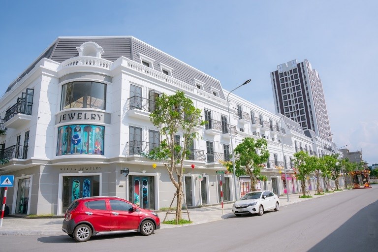 Cơ hội hấp dẫn nhất năm để c&aacute;c nh&agrave; đầu tư sở hữu ngay nh&agrave; phố thương mại n&oacute;ng sốt nhất trung t&acirc;m th&agrave;nh phố Vinh với mức sinh lời đều đặn hơn 1 c&acirc;y v&agrave;ng mỗi th&aacute;ng.