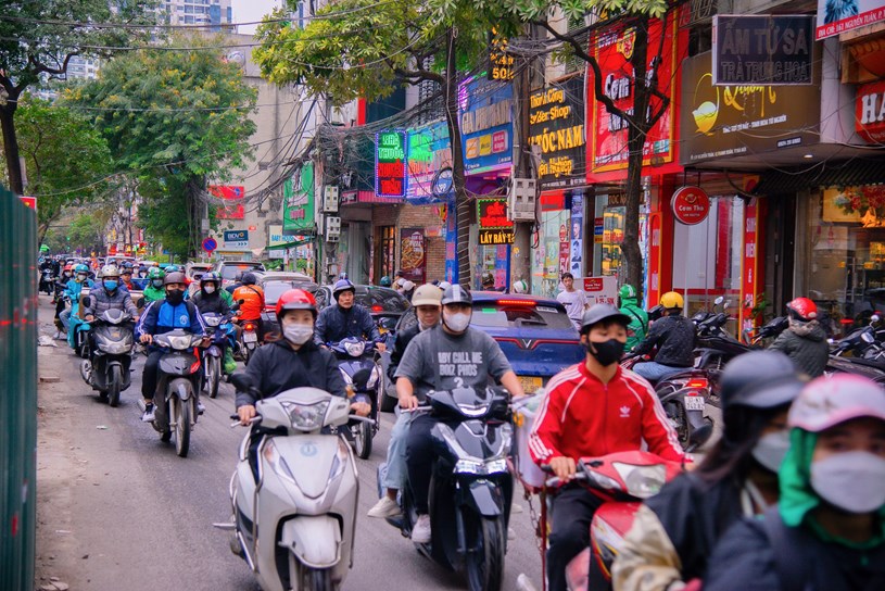 V&agrave;o giờ cao điểm, đường Nguyễn Tu&acirc;n thường xuy&ecirc;n xảy ra &ugrave;n tắc. Chỉ cần một chiếc &ocirc; t&ocirc; đỗ sai quy định hay xảy ra va chạm, d&ograve;ng người sẽ &ugrave;n lại h&agrave;ng trăm m.