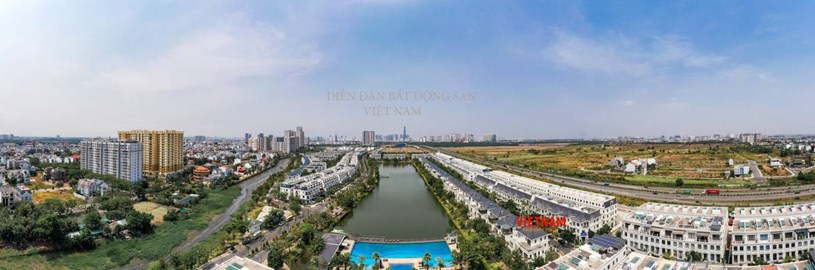 Dự &aacute;n Lakeview City c&oacute; một mặt trải d&agrave;i 1,2 km tr&ecirc;n đường cao tốc TP.HCM &ndash; Long Th&agrave;nh &ndash; Dầu Gi&acirc;y v&agrave; mặt c&ograve;n lại s&aacute;t bờ s&ocirc;ng Giồng &Ocirc;ng Tố. Hiện c&aacute;c căn biệt thự, nh&agrave; phố đ&atilde; được đưa v&agrave;o khai th&aacute;c, gi&aacute; giao dịch tr&ecirc;n thị trường thứ cấp của sản phẩm tại đ&acirc;y khoảng từ 10 tỷ đồng trở l&ecirc;n t&ugrave;y vị tr&iacute; v&agrave; diện t&iacute;ch.