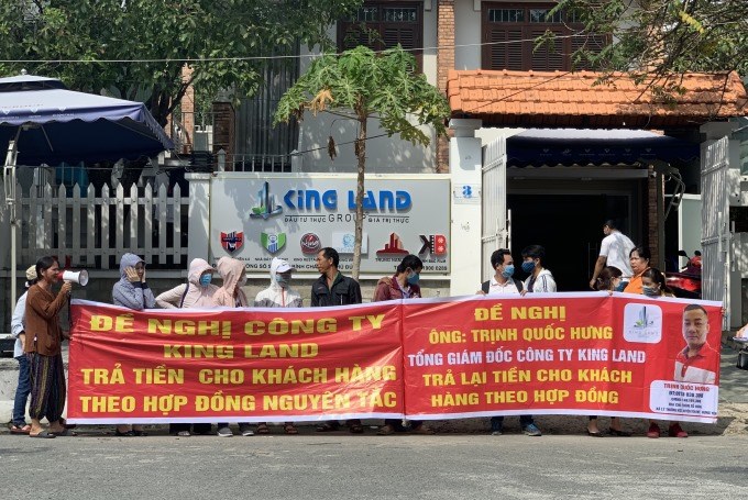 Kh&aacute;ch h&agrave;ng căng băng r&ocirc;n y&ecirc;u cầu c&ocirc;ng ty King Land thực hiện theo đ&uacute;ng hợp đồng. Ảnh: VietQ