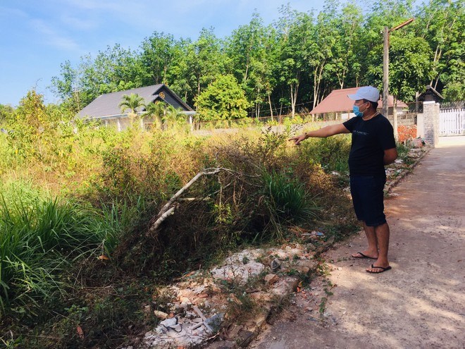&ldquo;Dự &aacute;n&rdquo; Hưng Ph&uacute; Long Phước 1 của C&ocirc;ng ty Hưng Ph&uacute; l&agrave; b&atilde;i đất đầy cỏ dại. Ảnh: Thanh ni&ecirc;n