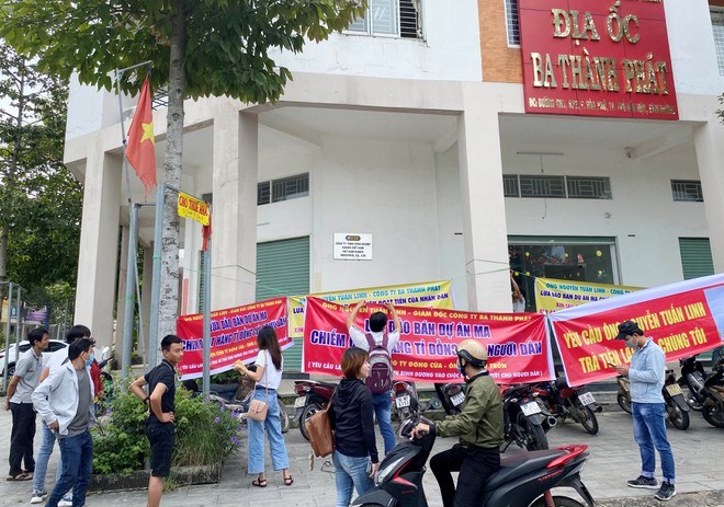 Người d&acirc;n căng băng r&ocirc;n tại trụ sở C&ocirc;ng ty Ba Th&agrave;nh Ph&aacute;t. Ảnh: Thanh ni&ecirc;n
