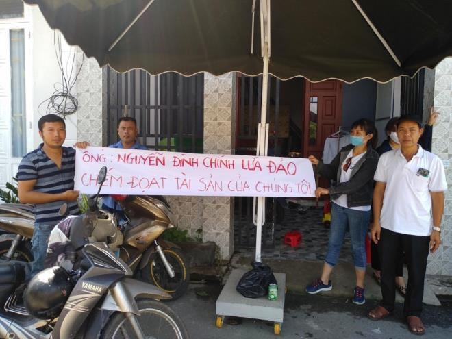 Kh&aacute;ch h&agrave;ng tố c&aacute;o h&agrave;nh vi lừa đảo của C&ocirc;ng ty Bất động sản Rồng Đất. Ảnh: VTV