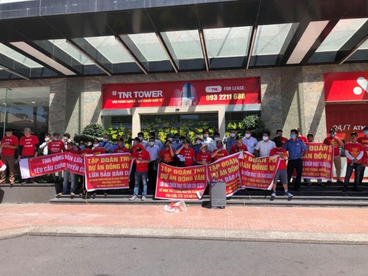 Ng&agrave;y 22/06/2020, h&agrave;ng trăm kh&aacute;ch h&agrave;ng đ&atilde; mua đất tại Khu nh&agrave; ở Khu c&ocirc;ng nghiệp Đồng Văn II nhưng chưa được cấp sổ đỏ n&ecirc;n kh&ocirc;ng thể x&acirc;y dựng nh&agrave; ở đ&atilde; căng băng r&ocirc;n tại trụ sở của Tập đo&agrave;n TNG.&nbsp;&nbsp;