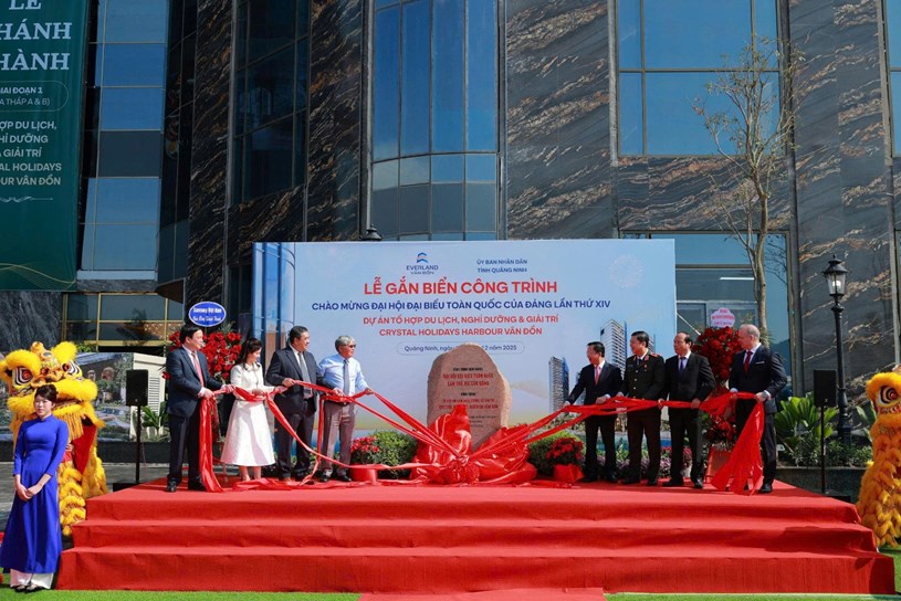 C&aacute;c đại biểu thực hiện nghi lễ gắn biển "C&ocirc;ng tr&igrave;nh ch&agrave;o mừng đại hội đại biểu to&agrave;n quốc lần thứ XIV của Đảng" cho dự &aacute;n Crystal Holidays Harbour V&acirc;n Đồn (Ảnh: Everland Group).
