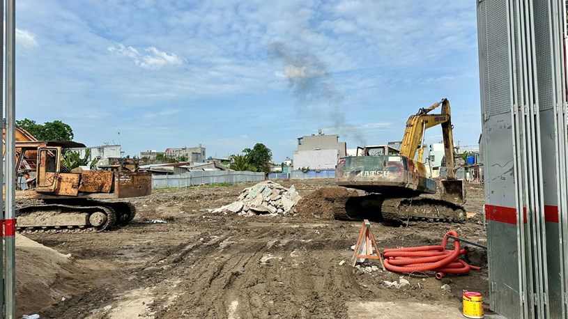 Lạ nhỉ, hơn 5.000 người "tranh nhau" 900 căn hộ chưa xong móng tại A&amp;T Saigon Riverside  - Ảnh 2