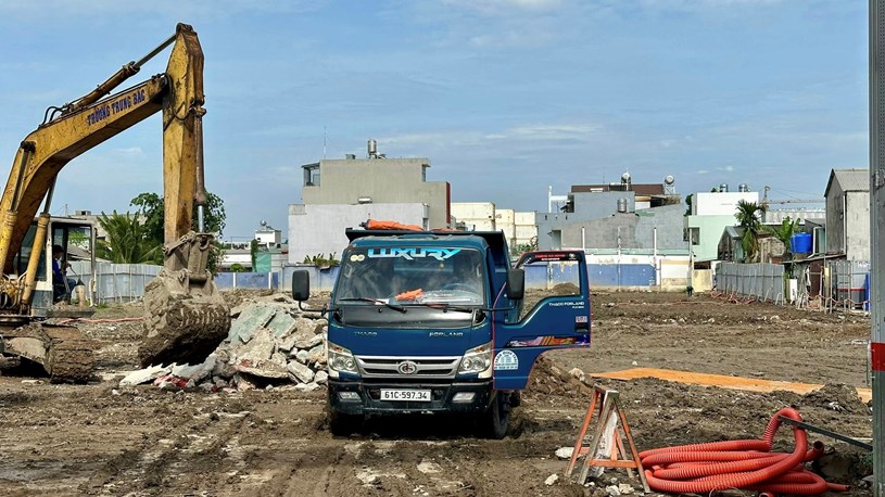 Lạ nhỉ, hơn 5.000 người "tranh nhau" 900 căn hộ chưa xong móng tại A&amp;T Saigon Riverside  - Ảnh 4