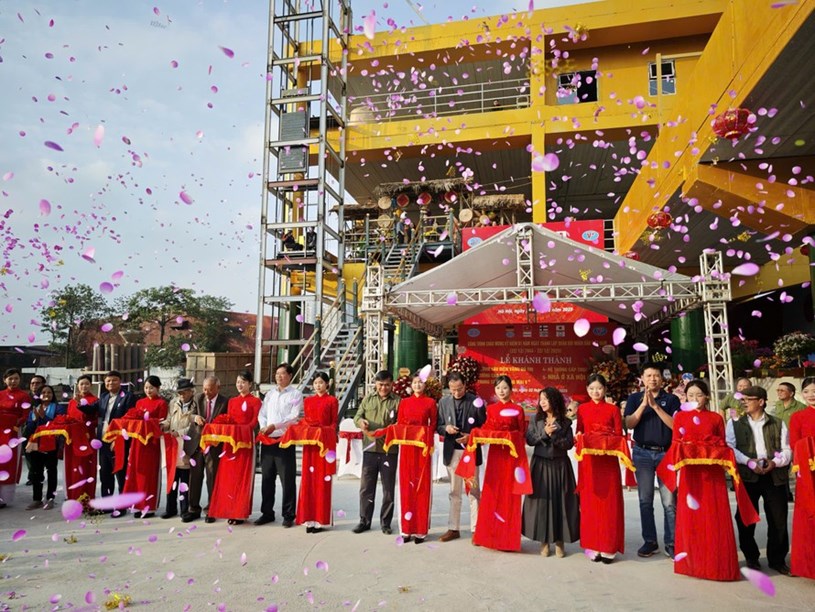 Đại gia "Đường bia" đề xuất mô hình dưới là đường sắt tốc độ cao, trên xây nhà ở xã hội tại tuyến metro Hòa Lạc - Văn Cao - Ảnh 1