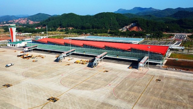 Cao tốc Hạ Long - Vân Đồn nối thông với Cảng hàng không quốc tế Vân Đồn cũng sẽ được khánh thành và đón chuyến bay đầu tiên vào ngày 30/12/2018. 