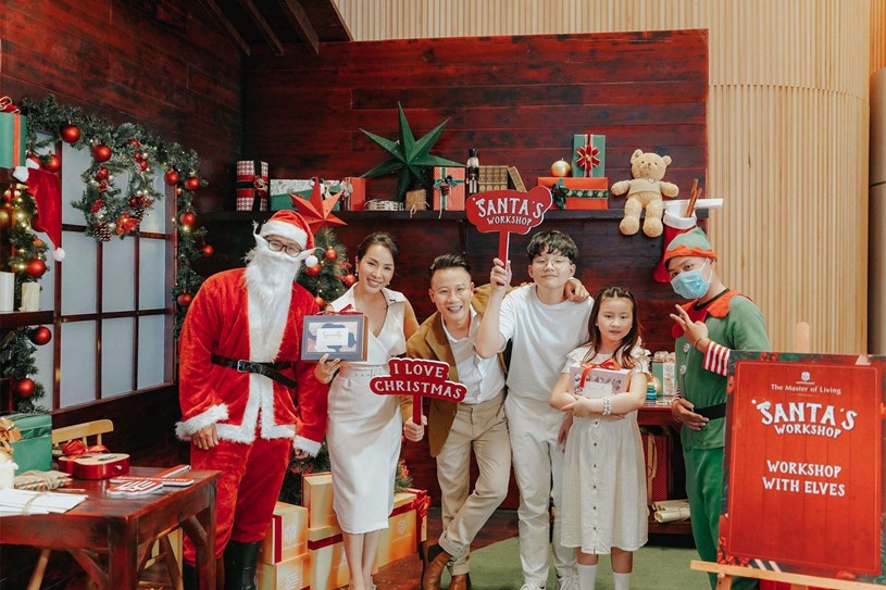 Hai con của nghệ sĩ Hoàng Bách cũng hào hứng tham gia các trò chơi tại Santa's Workshop, ném vòng và nhận kẹo ngọt từ ông già Noel.