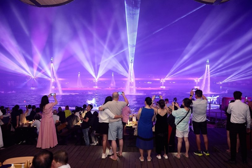 C&aacute;c show diễn nghệ thuật đẳng cấp thường xuy&ecirc;n được tổ chức tại Thị trấn Ho&agrave;ng H&ocirc;n (Sunset Town). Ảnh: &Aacute;nh Dương.