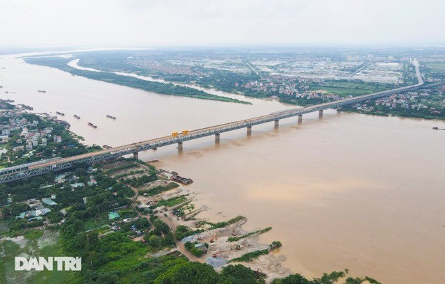 Thời gian tới H&agrave; Nội sẽ đầu tư th&ecirc;m nhiều c&acirc;y cầu vượt s&ocirc;ng Hồng, điều n&agrave;y được kỳ vọng sẽ tạo điều kiện cho bất động sản khu Đ&ocirc;ng bứt ph&aacute;. Ảnh: Qu&acirc;n Đỗ.