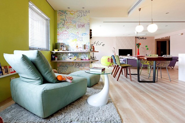 Căn hộ thiết kế theo phong cách mở với phòng thư giãn, bàn ăn cùng chung một không gian, thảm trải sàn và giấy dán tường là cách để hai không gian này không bị nhầm lẫn.