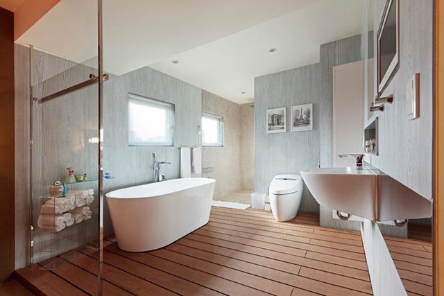 Phòng tắm rộng rãi có sàn làm bằng gạch giả gỗ sang trọng.