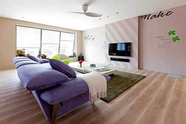 Ghế sofa màu tím và tường màu nâu,be “đóng khung” một khu vực phòng khách sang trọng và trầm tĩnh.