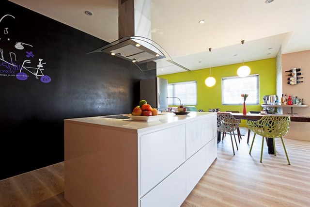 Đảo bếp đơn giản đặt cạnh một tấm bảng màu đen, nơi chủ nhân có thể thoải mái sáng tạo với những công thức nấu nướng. 