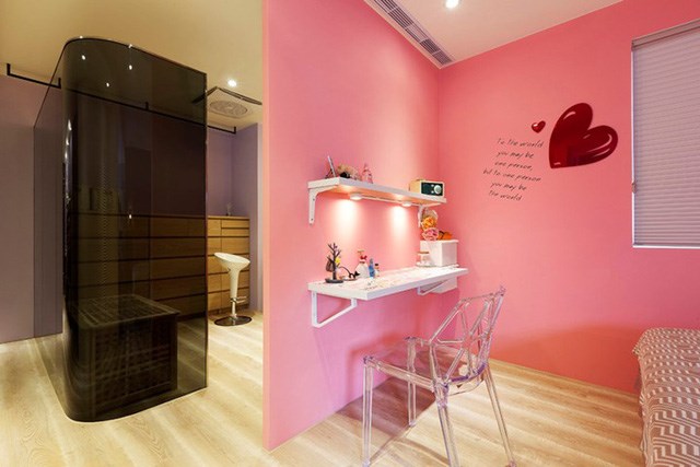Phòng ngủ trang trí bằng màu sắc bắt mắt, phòng tắm bên cạnh mang phong cách như một spa thư giãn tại nhà.