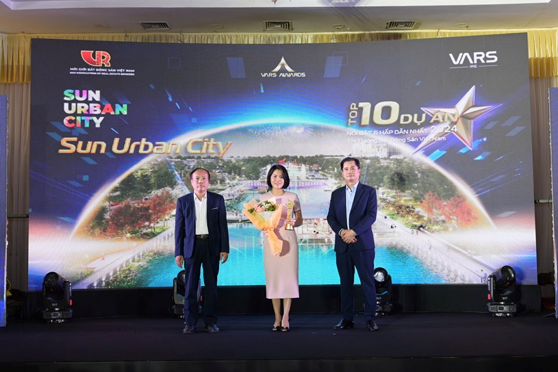 Đại diện Sun Property nhận c&uacute;p vinh danh dự &aacute;n nổi bật nhất thị trường 2024 cho Sun Urban City H&agrave; Nam. Ảnh Ho&agrave;ng Minh &nbsp;