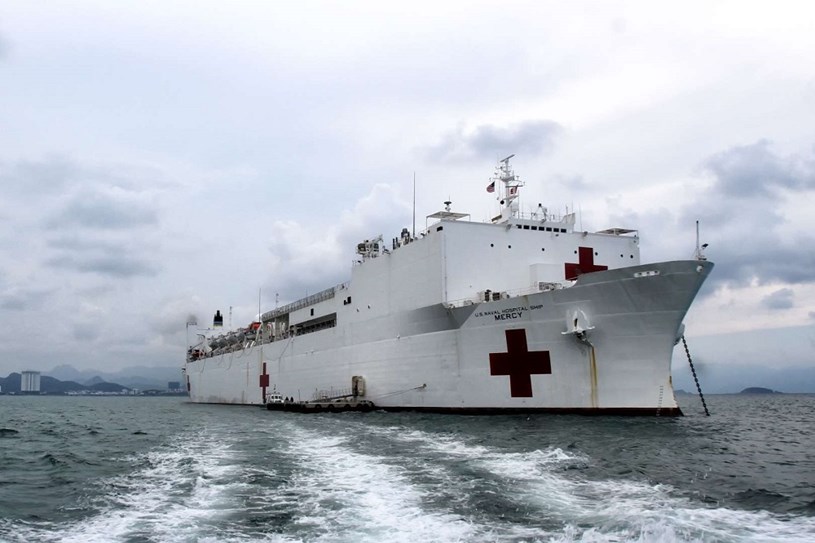 Con tàu bệnh viện lớn nhất - United states Naval ships Mercy and Comfort dài 272.5m, rộng 32.3m(Chụp tại Nha Trang, chuyến thăm 17/5/2018