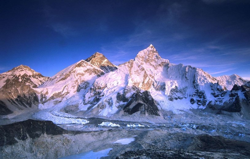 Đỉnh núi cao nhất - Ngọn Everest ở biên giới Nepal - Trung Quốc  cao 8848m