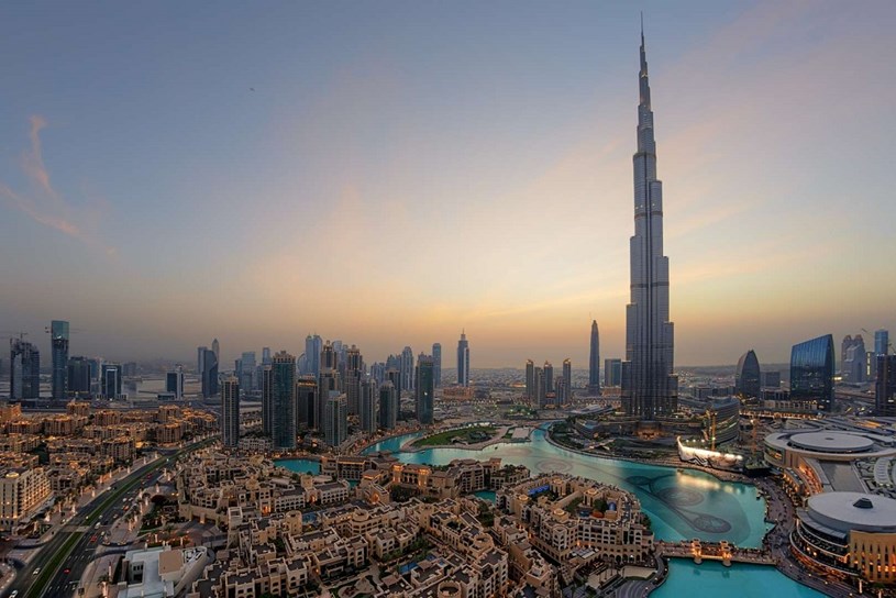 Tòa nhà cao nhất Thế giới - Tháp Buji Khalifa tại Dubai, các Tiểu vương quốc Ả rập thống nhất (828m)