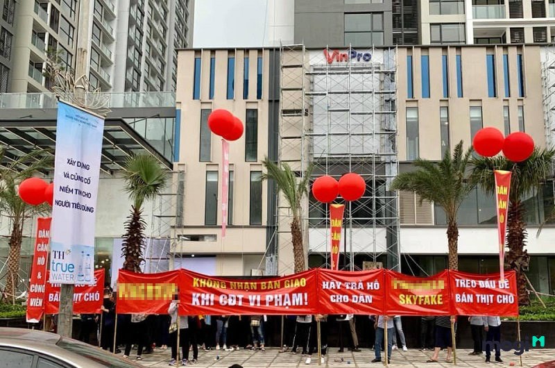 Biểu ngữ trước trụ sở của một chủ đầu tư tr&ecirc;n đường Phạm H&ugrave;ng, H&agrave; Nội.