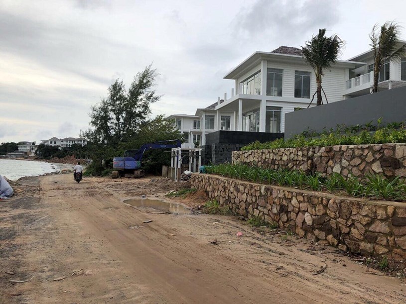  Premier Village Phú Quốc Resort đang tranh cãi về con đường  ngăn cách giữa biệt thự với biển