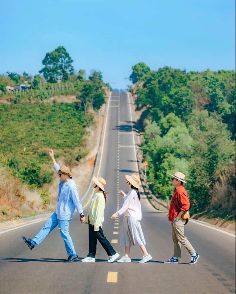 Giới trẻ m&ecirc; mẩn check-in tr&ecirc;n cung đường dốc uốn lượn tại Pleiku