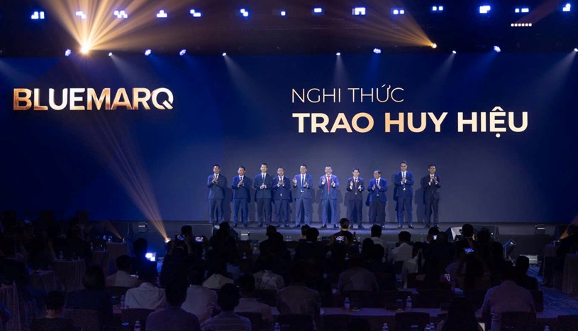 Lễ trao huy hiệu cho c&aacute;c th&agrave;nh vi&ecirc;n ban l&atilde;nh đạo tập đo&agrave;n BLUEMARQ