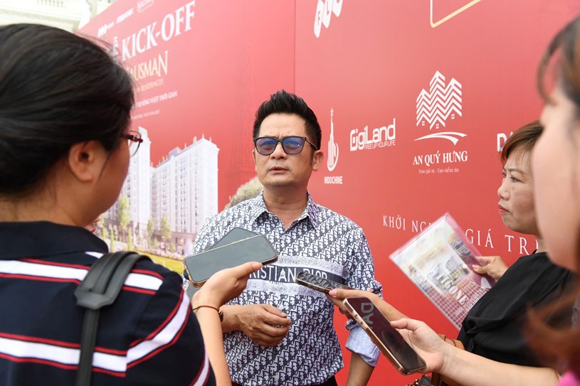 Ca sĩ Bằng Kiểu trả lời c&aacute;c nh&agrave; b&aacute;o tại lễ Kick off dự &aacute;n&nbsp;Hausman Premium Residences