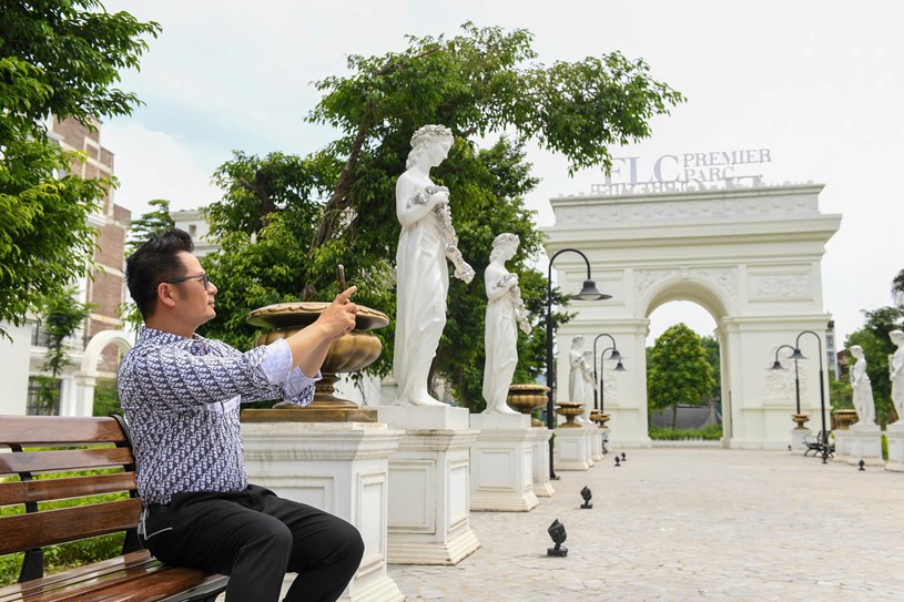 Bằng Kiều chụp ảnh Selfi&nbsp; tại dự &aacute;n&nbsp;