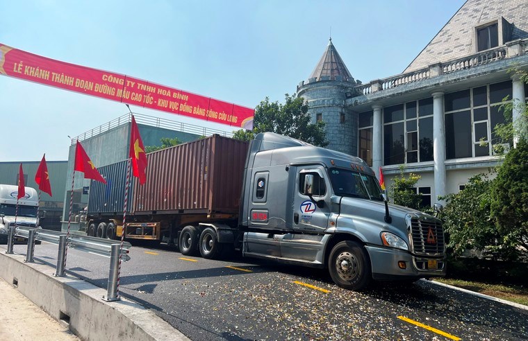Thử tải trên tuyến đường mẫu cao tốc Đồng bằng sông Cửu Long do Tập đoàn Hòa Bình thực hiện.