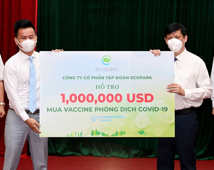 Trong sáng 25.5, 1 triệu USD ủng hộ quỹ Vaccine Covid-19 của Chính phủ đã được đại diện Ecopark trao tới Bộ Y tế  