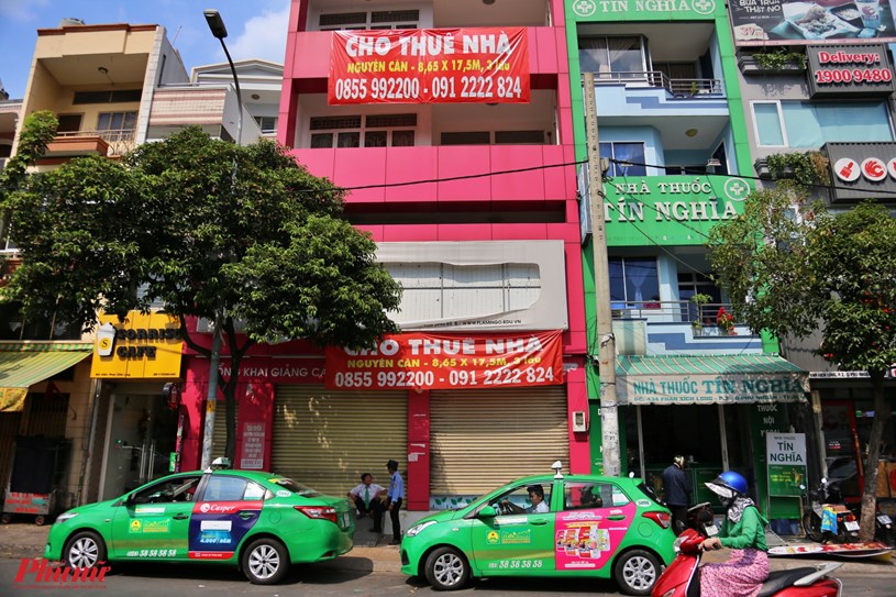 Căn nhà mặt tiền 3 lầu trên đường Phan Xích Long (quận Phú Nhuận) cũng đóng cửa im lìm cả tháng nay. Một số người dân chung quanh cho biết, từ sau tết đến nay chưa thấy người thuê mới đến mở cửa.