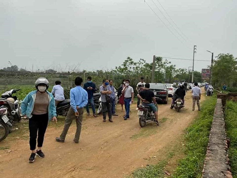 Cánh đồng ven làng xã Đồng Trúc, huyện Thach Thất, Hà Nội tấp nập người ra vào xem đất. FB: Đường Lang Cư Sĩ
