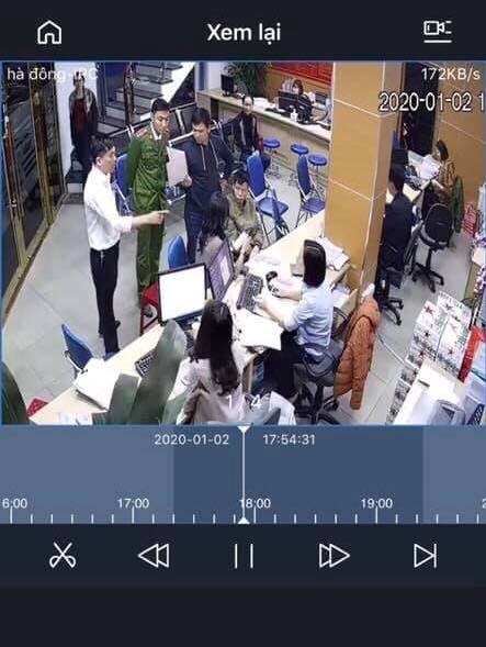 Ảnh ghi lại từ camera một VPCC tại Hà Đông, Công an đang làm việc với người được cho là đã có hành vi giải mạo sổ đỏ 