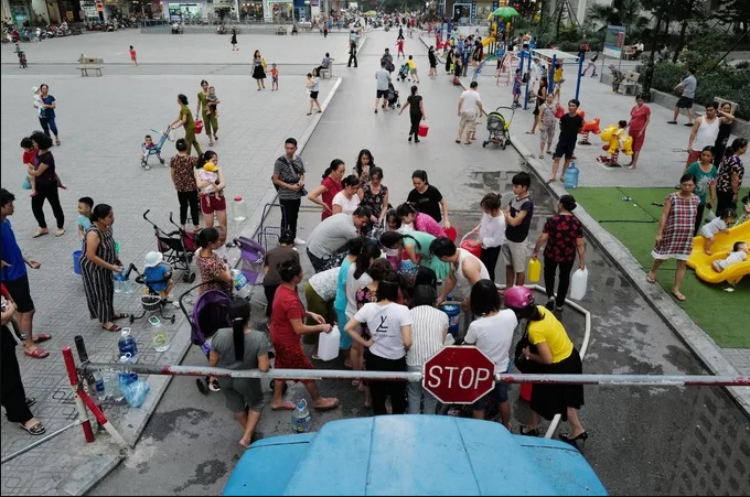 Khung cảnh người người nhà nhà đều đi lấy nước tại chung cư HH Linh Đàm những ngày gần đây