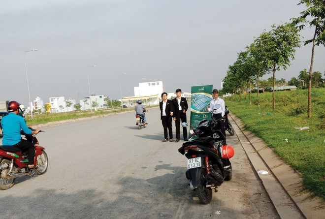 Một dự án tại Thành phố mới Tân An (Long An) đang được nhân viên môi giới rao bán dọc đường